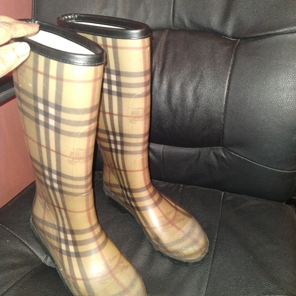 Burberry rain boots - Picture 1 of 4